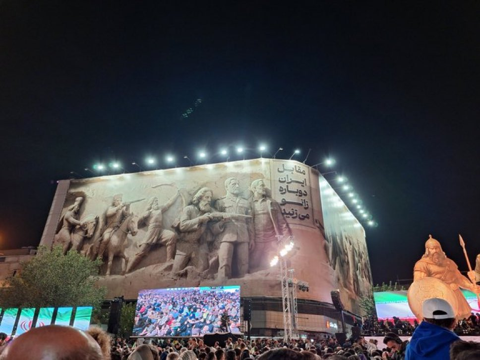 En la plaza de la Revolución, Irán exhibe una obra que conecta héroes históricos con figuras militares modernas, reforzando el nacionalismo