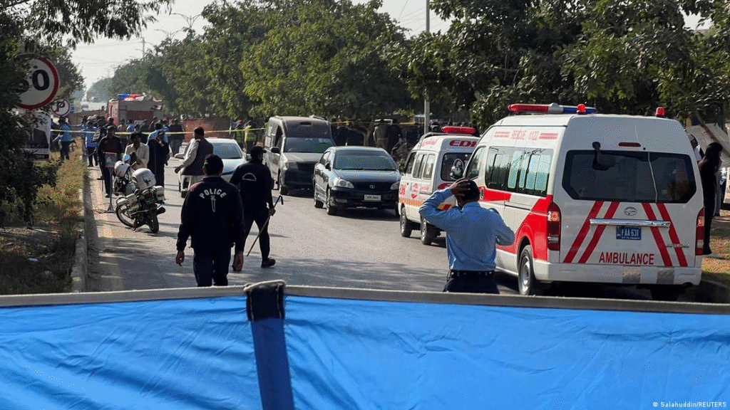 Agentes de policía y ambulancias en la carretera, acordonada tras una explosión frente a un edificio judicial en Islamabad.Imagen: REUTERS