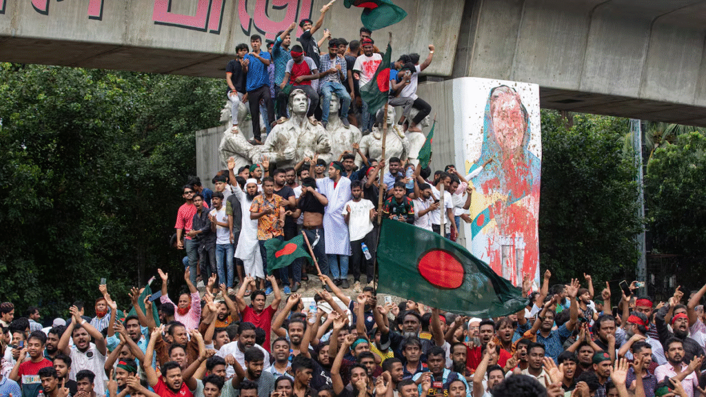 Los manifestantes celebran la noticia de la dimisión de la primera ministra de Bangaldés, Sheikh Hasina, en Daca este 5 de agosto