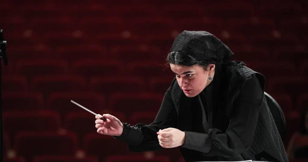 Paniz Faryousefi rompe un veto de 45 años y transforma la música clásica en Irán