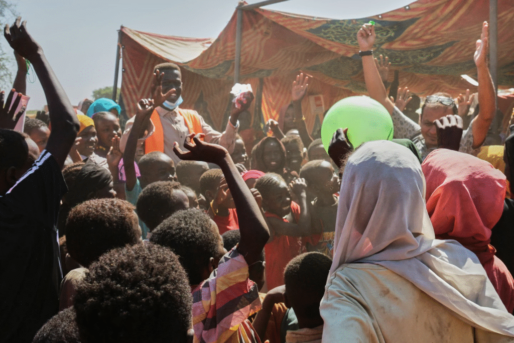 Niños desplazados de El Fasher juegan en un campamento donde buscaron refugio de los combates entre las fuerzas gubernamentales y las RSF, en Tawila, región de Darfur, Sudán, el lunes 3 de noviembre de 2025. (Foto: AP)