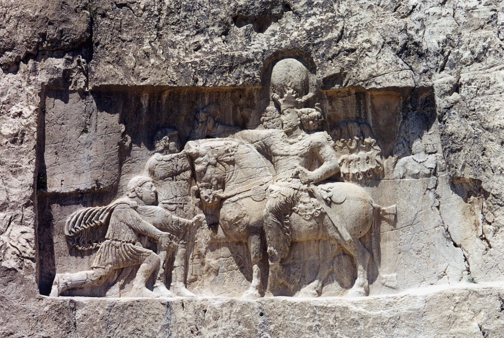 Relieve sobre roca en Naqsh-e Rustam de Shapur I (a caballo) con Felipe el Árabe y el emperador Valeriano arrodillado