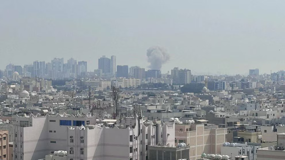 Una densa columna de humo se eleva sobre una zona urbana de Bahréin, posiblemente relacionada con un ataque con misiles, en un contexto de creciente tensión regional con Irán. (@RT)