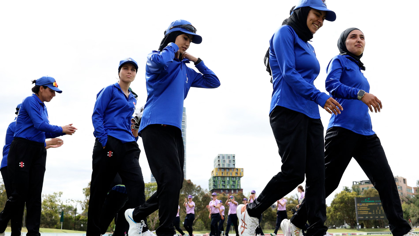 Los talibanes las expulsaron del deporte; hoy las mujeres afganas regresan al críquet internacional