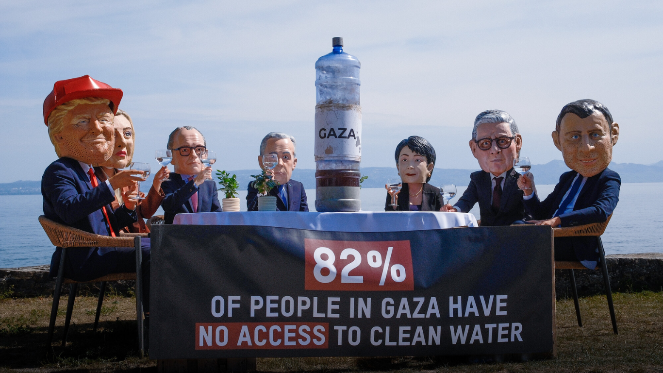 Activistas denuncian la crisis de agua potable en Gaza con un brindis de agua contaminada frente al G7
