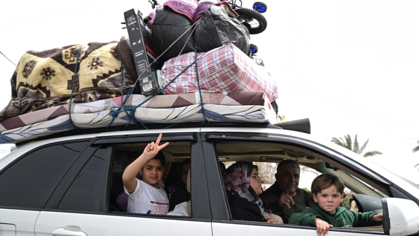 Desplazados libaneses regresan al sur entre ruinas y nuevos ataques