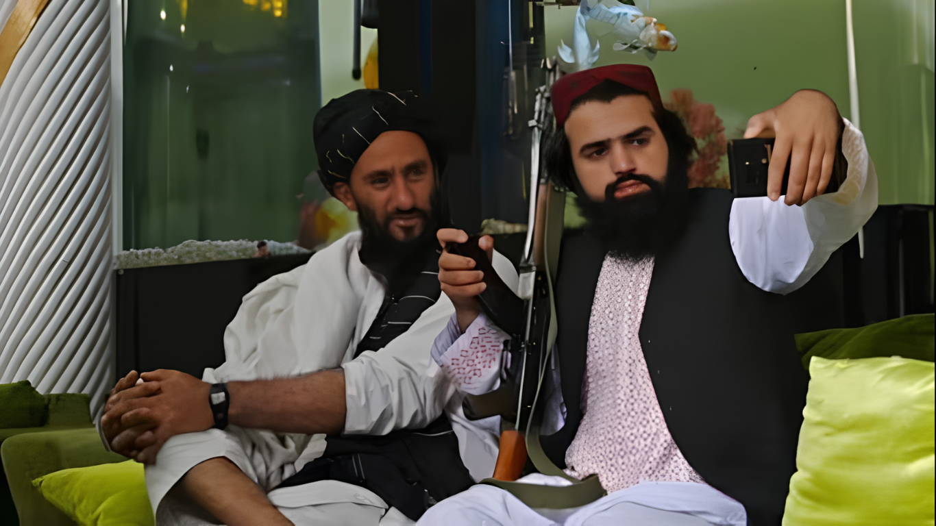 Talibanes prohíben smartphones y profundizan el aislamiento de Afganistán