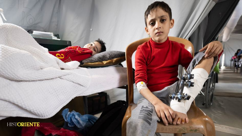 La Franja de Gaza tiene la mayor proporción de niños amputados per cápita del mundo. Se estima que cientos de niños han sufrido amputaciones, muchos de ellos operados sin anestesia debido al colapso del sistema de salud y la escasez crítica de suministros médicos.