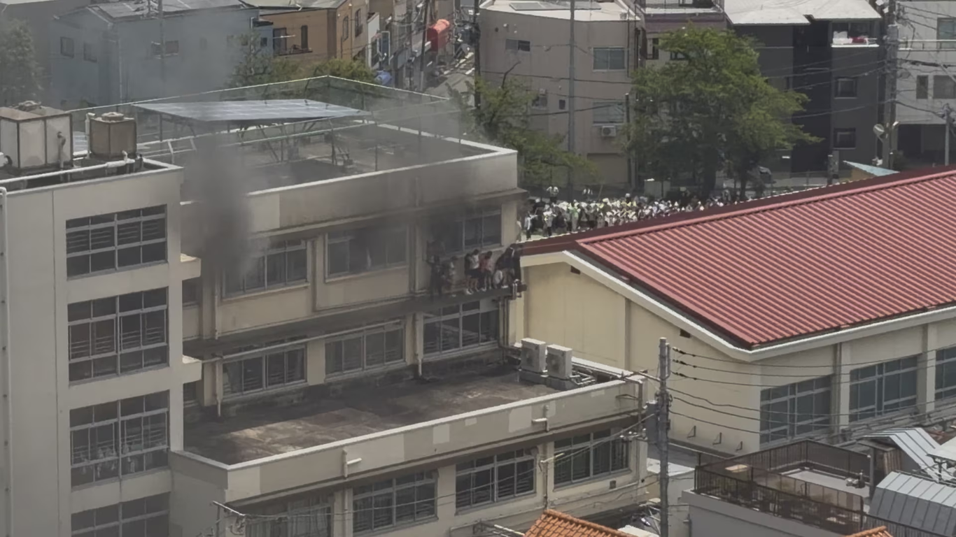 Incendio en escuela primaria de Tokio obliga a alumnos a escapar por una ventana