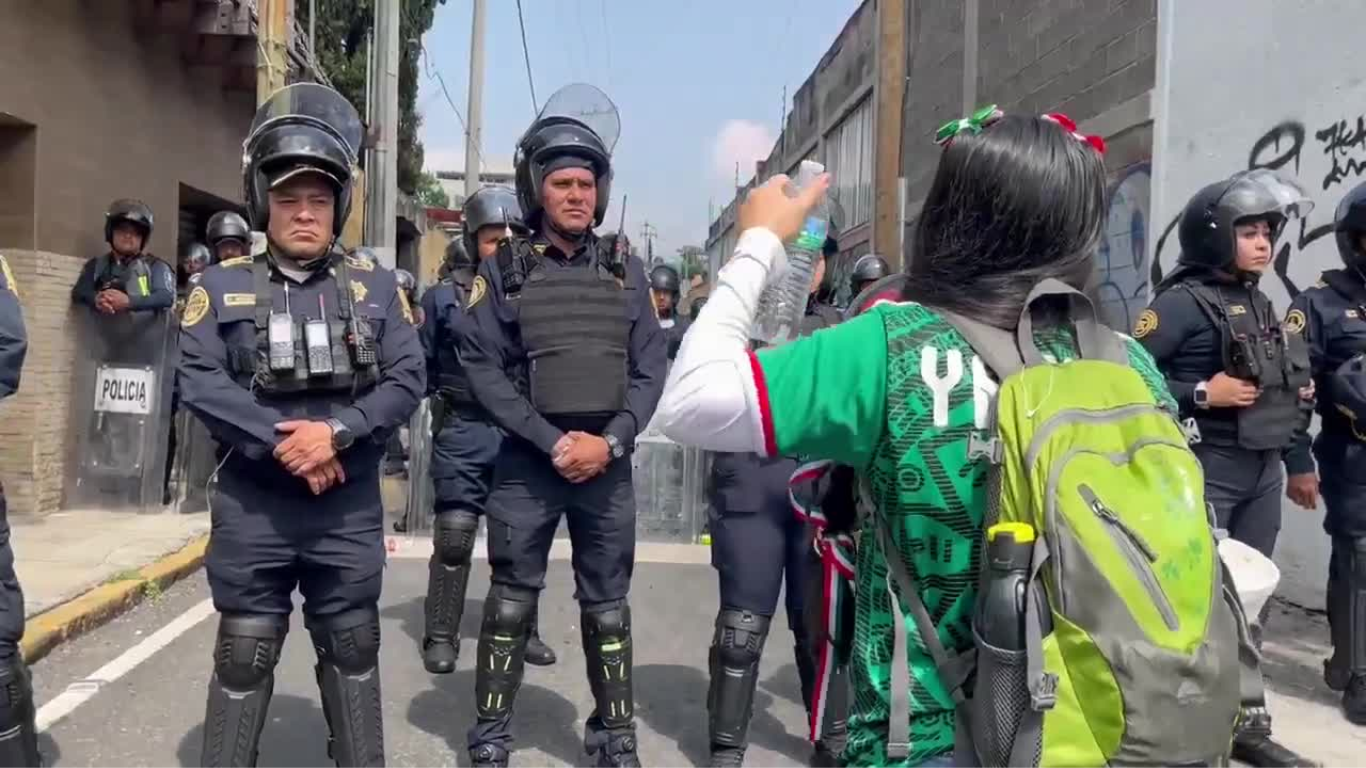 Madres buscadoras protestan durante la inaguración del Mundial para exigir justicia por sus familiares desaparecidos
