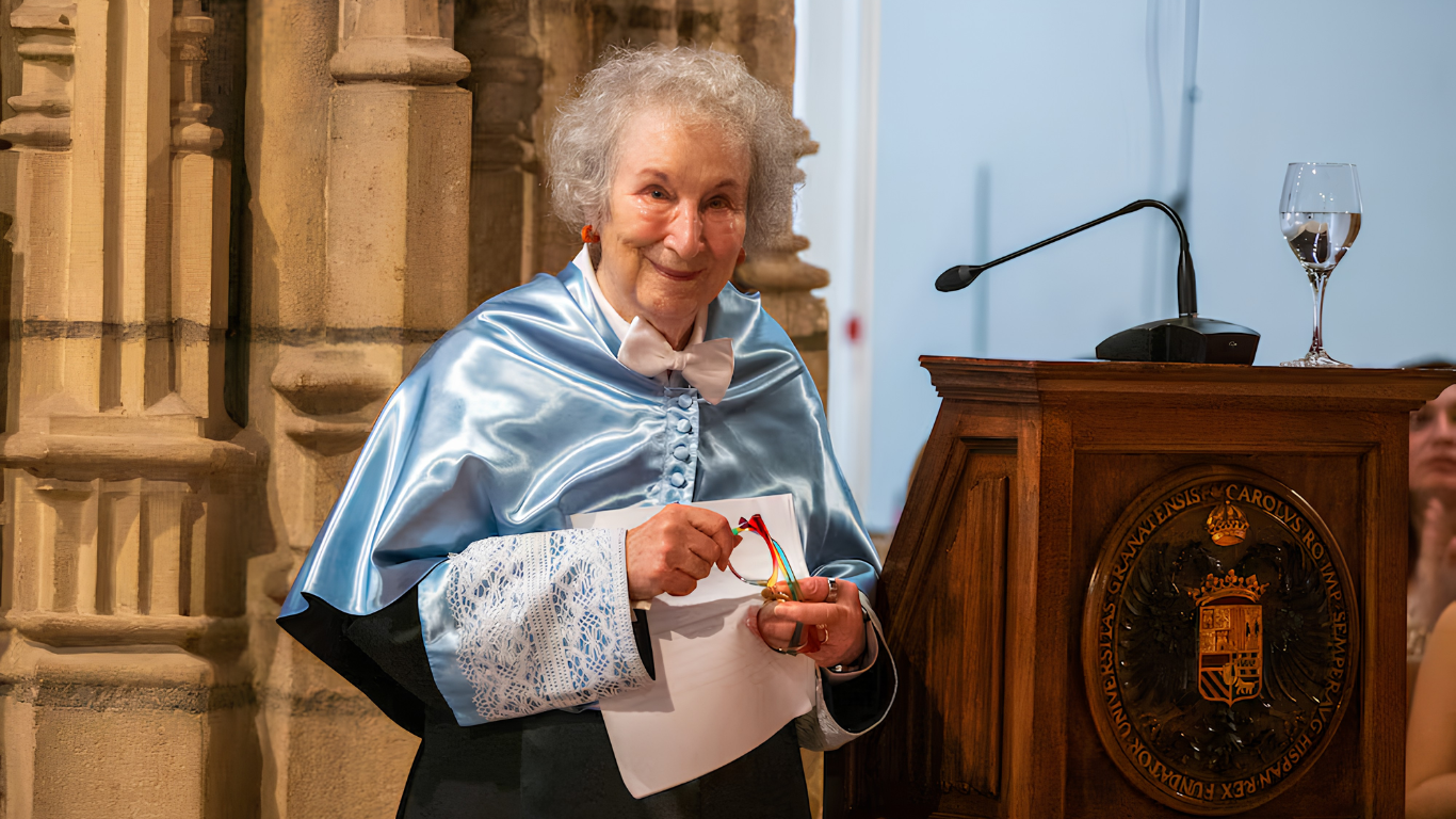 Margaret Atwood es investida doctora “honoris causa” por la Universidad de Granada