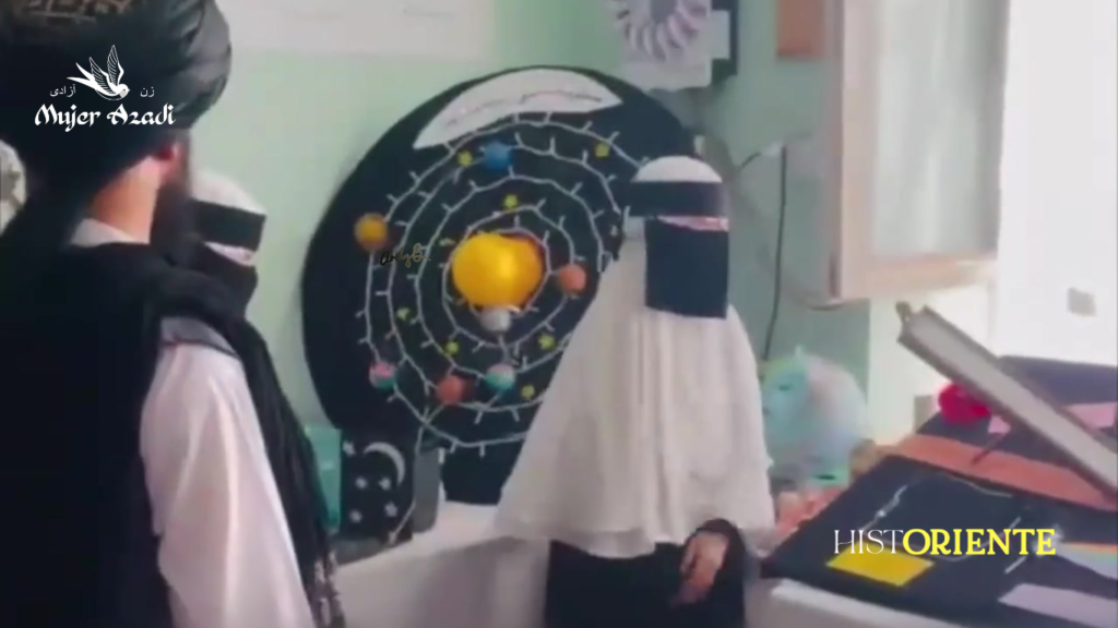 Talibanes exhiben acto escolar de niñas afganas en Balj mientras mantienen restricciones educativas