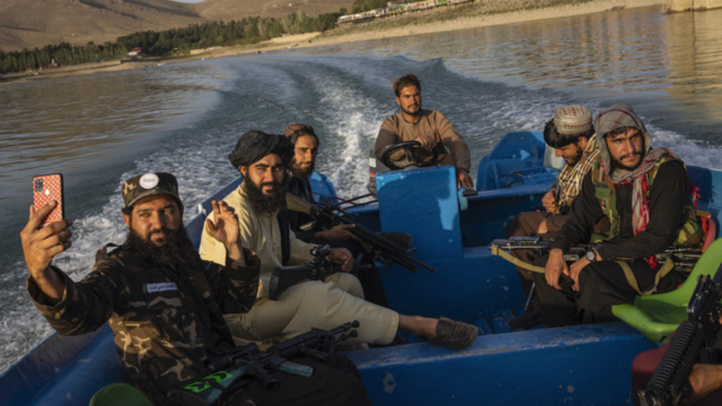 Talibanes tomándose selfies.