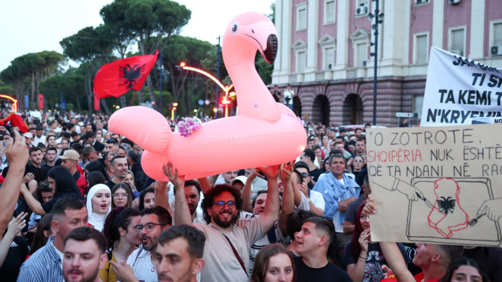 Un manifestante sostiene un flamenco rosa hinchable durante una protesta en Tirana (Albania), el martes.