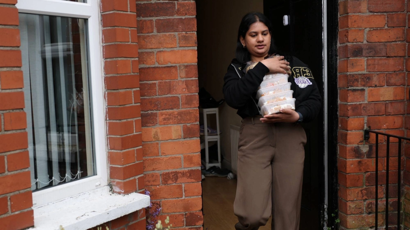 Violencia racista en Belfast obliga a familias migrantes a encerrarse por miedo