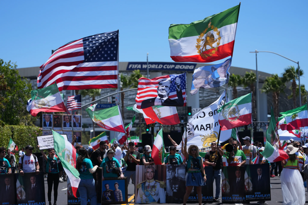 Personas protestan frente al estadio de Los Ángeles antes del partido de fútbol del Grupo G de la Copa Mundial entre Irán y Nueva Zelanda en Inglewood, California, cerca de Los Ángeles, el lunes 15 de junio de 2026. (Foto AP)