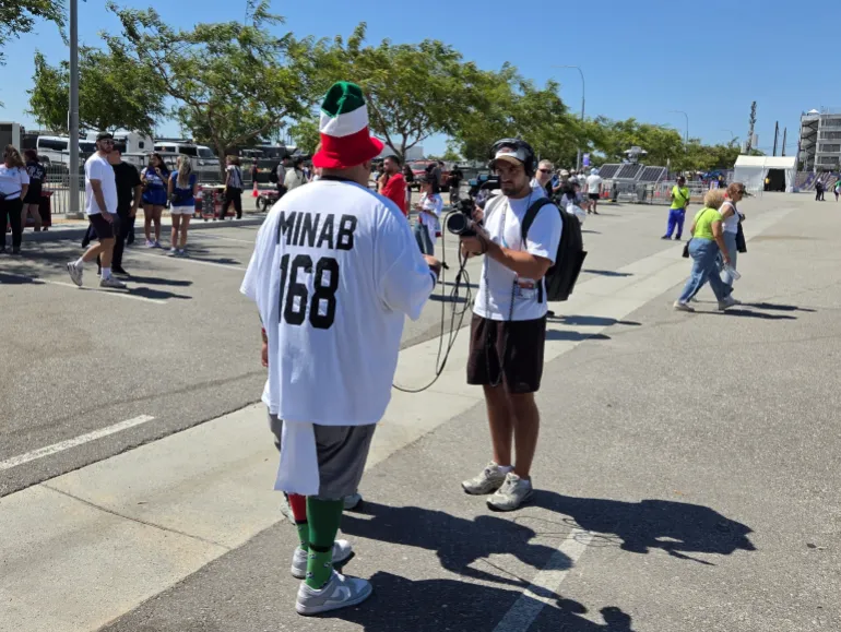 Un aficionado iraní en Los Ángeles lleva una camiseta que dice "Minab 168" (Al Jazeera).