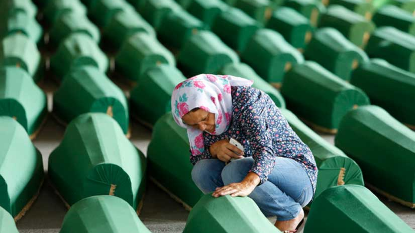 Bosnia da el último adiós a 10 víctimas del genocidio de Srebrenica, 31 años después