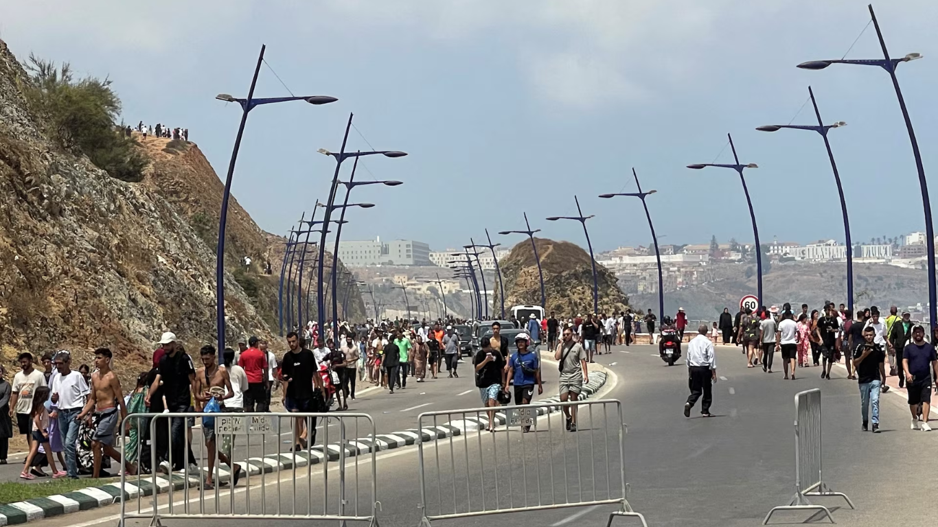 Ceuta enfrenta una emergencia humanitaria tras la llegada de miles de personas desde Marruecos
