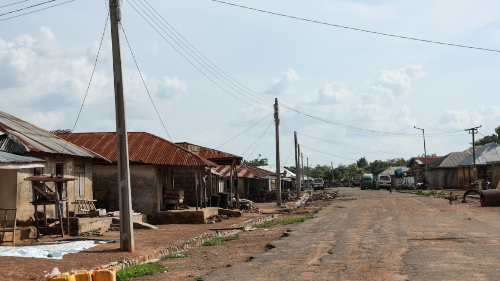 Una calle vacía en la comunidad de Esinle, donde alumnos y profesores fueron secuestrados en un ataque escolar a gran escala, en el estado de Oyo, Nigeria, 2 de junio de 2026. REUTERS