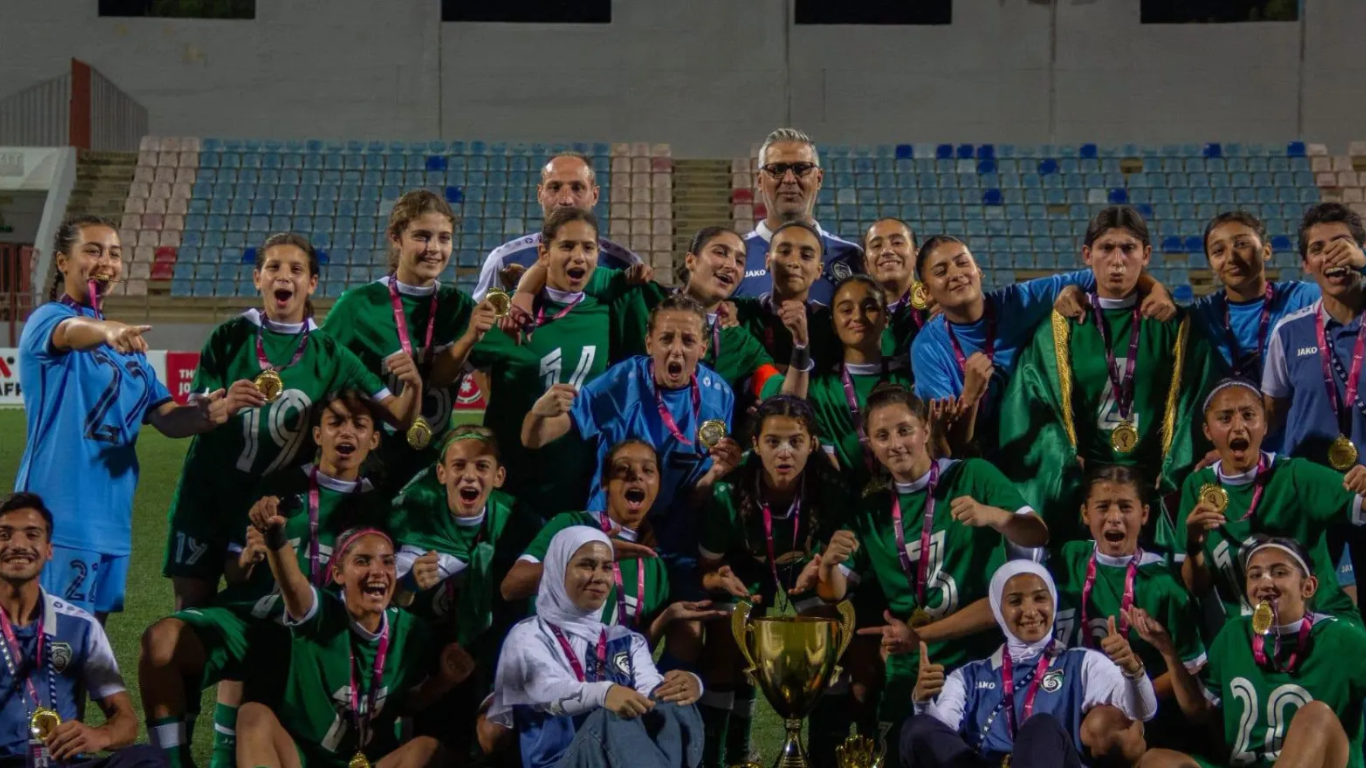 La selección femenina sub-17 de Siria gana su primer gran título regional desde la transición política
