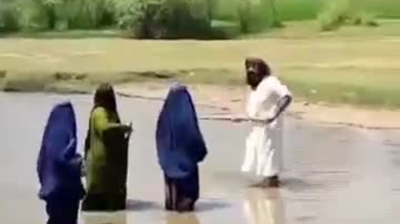 Mujeres afganas se enfrentan a combatientes talibanes durante una protesta por una disputa de tierras en Lala Guzar, distrito de Khwaja Bahauddin, provincia de Takhar, Afganistán