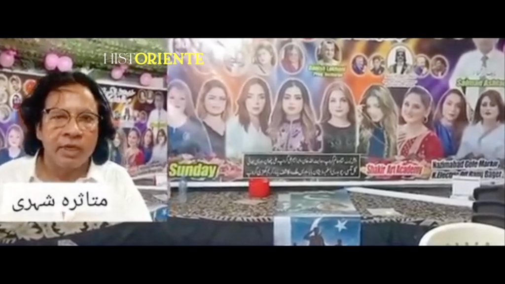 Propietario de la academia y lona del letrero del evento, donde aparecen las artistas que fueron víctimas del ataque a una academia de música en Pakistán, un hecho que dejó a varias mujeres agredidas