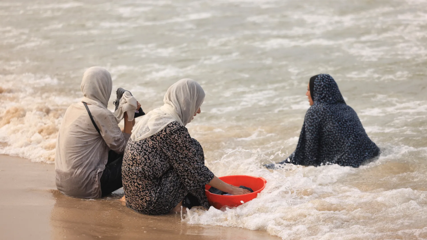 Siete formas en que la crisis del agua en Gaza está afectando a las mujeres palestinas