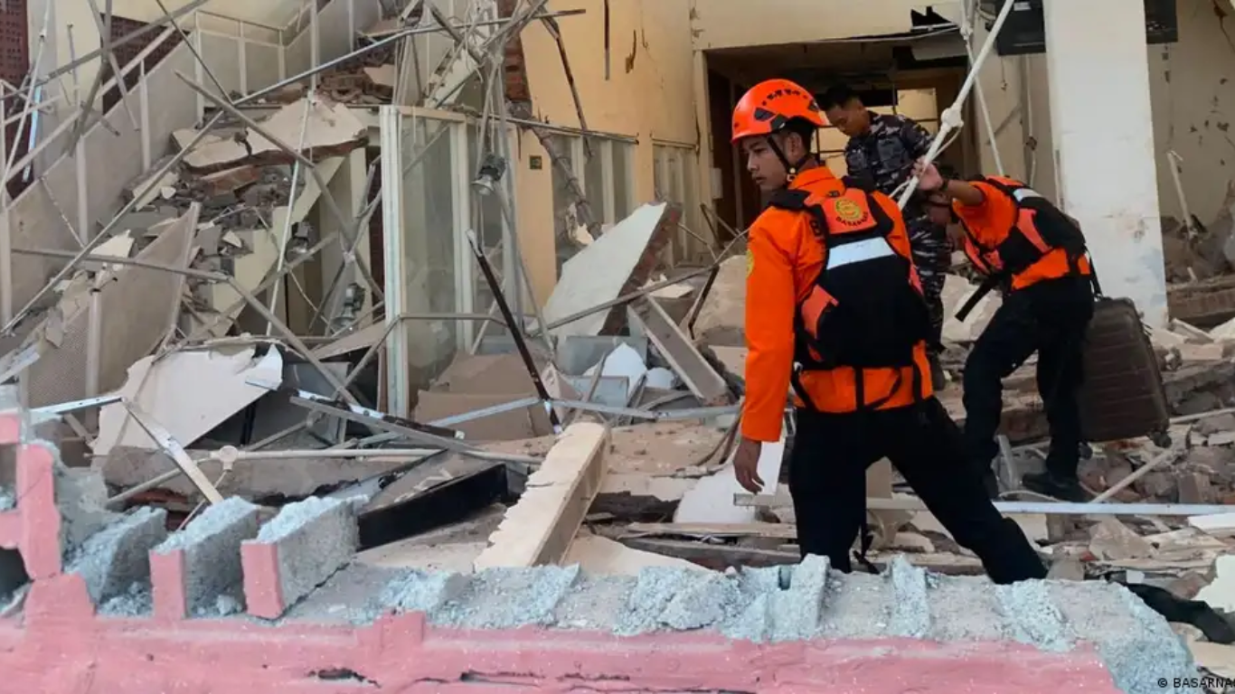 Asciende a 38 la cifra de muertos tras un terremoto en Indonesia de 7,7 de magnitud