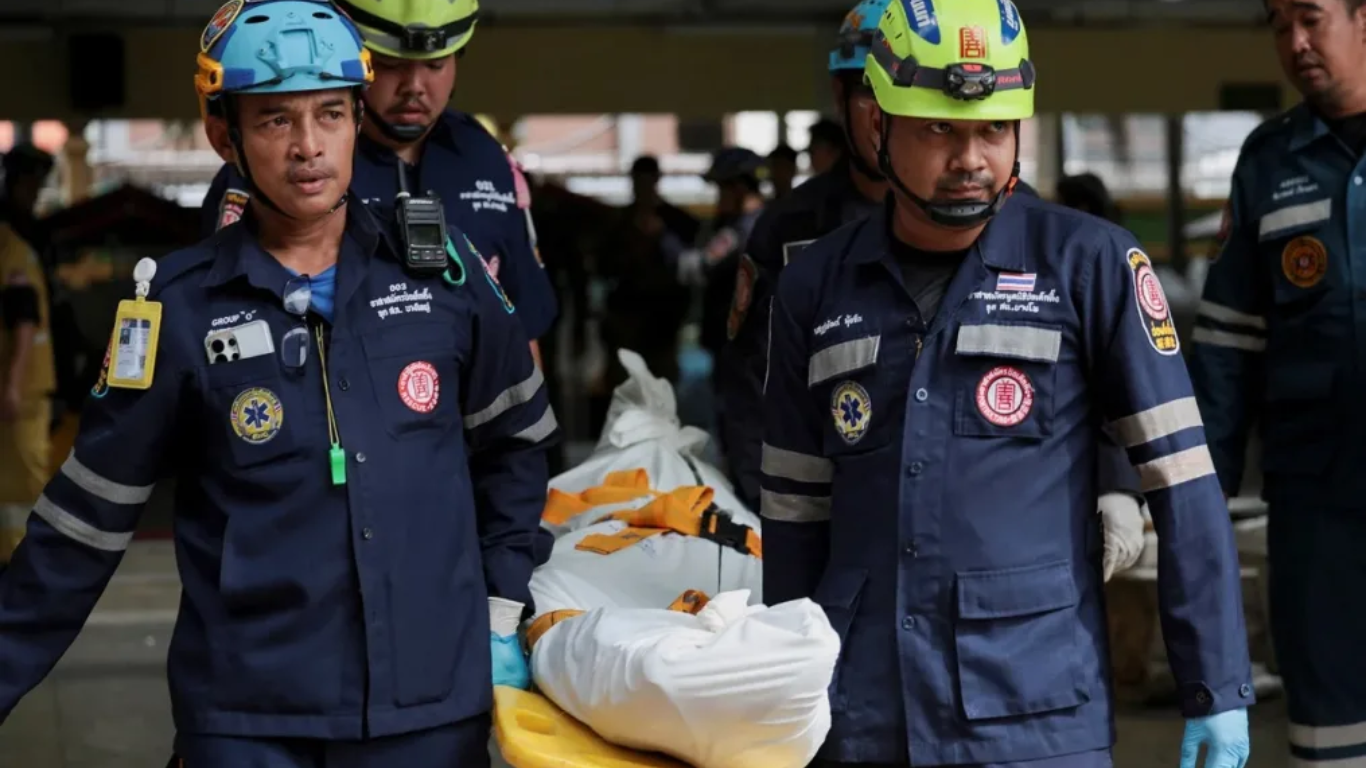 El personal de emergencia retira a los fallecidos en la escuela Debsirin Nonthaburi tras el tiroteo ocurrido el viernes 7 de agosto de 2026. Chalinee Thirasupa/Reuters