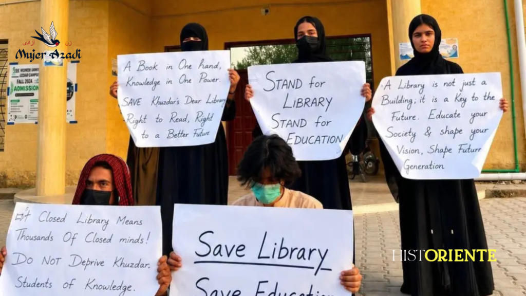 Estudiantes de Khuzdar protestan frente a la Allama Muhammad Umer Din Puri Digital Library tras su cierre por parte de la administración distrital. Con pancartas y libros, exigen la reapertura del espacio educativo.