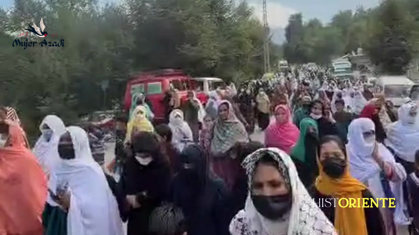 Mujeres en Cachemira vuelven a tomar las calles pese al riesgo de represión