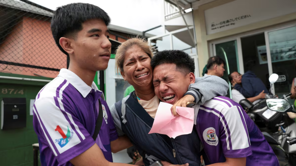 Estudiantes abrazan a familiar tras el tiroteo escolar en Tailandia