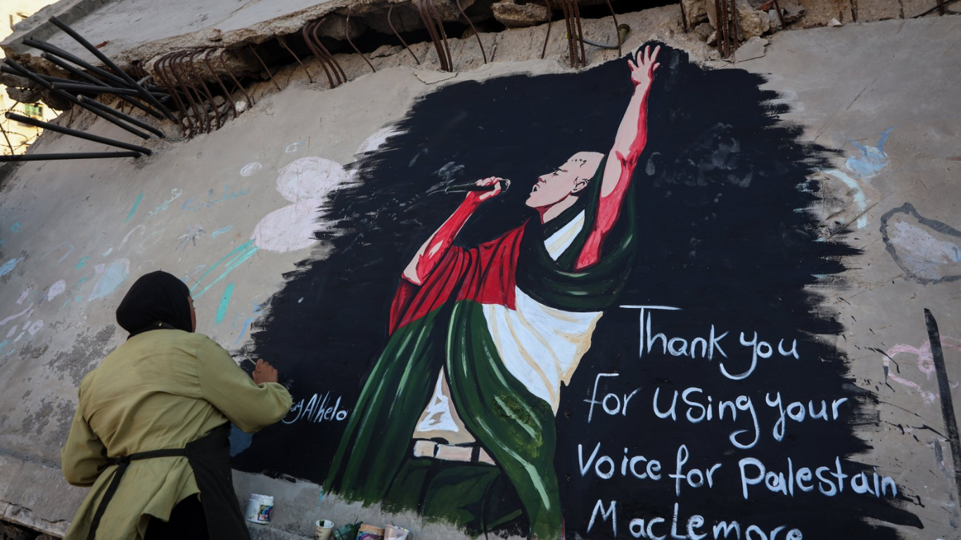 Artistas palestinos pintan mural en homenaje a Macklemore
