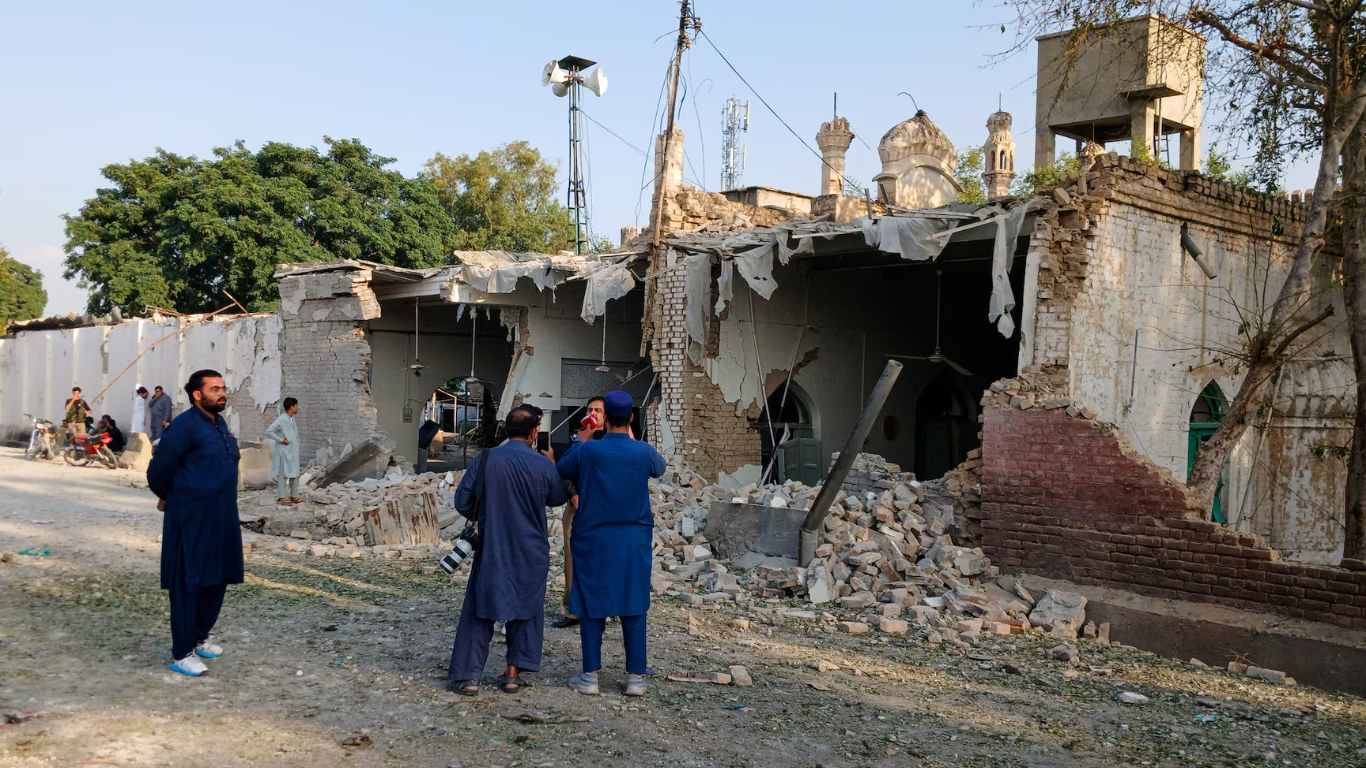 Atentado suicida en mezquita cercana a una comisaría en Pakistán mata a 21 personas
