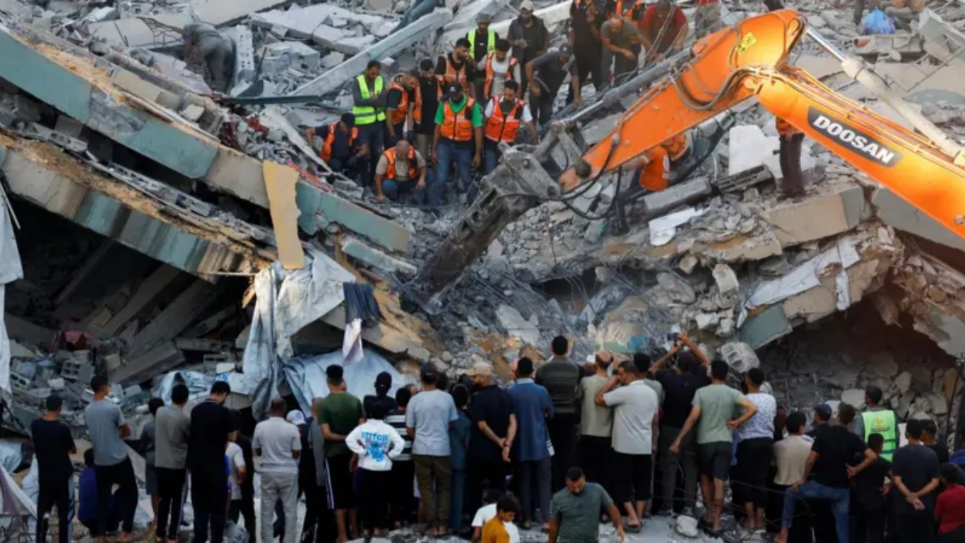Colapso de edificio dañado por ataques israelíes deja más de 20 personas sin vida en Gaza