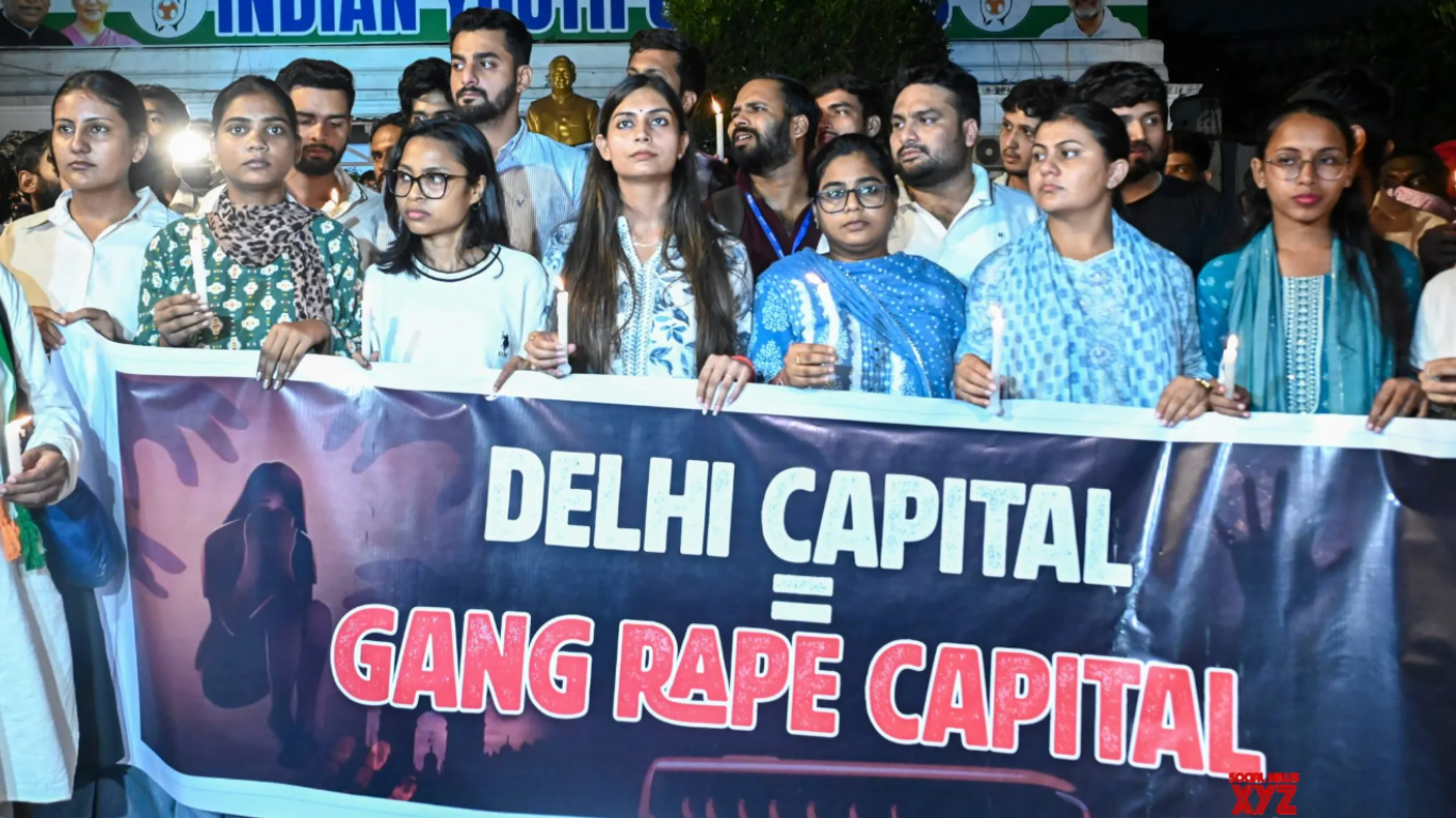 Estudiantes protestan con velas en Delhi para exigir justicia por adolescente víctima de violación perpetrada por múltiples agresores