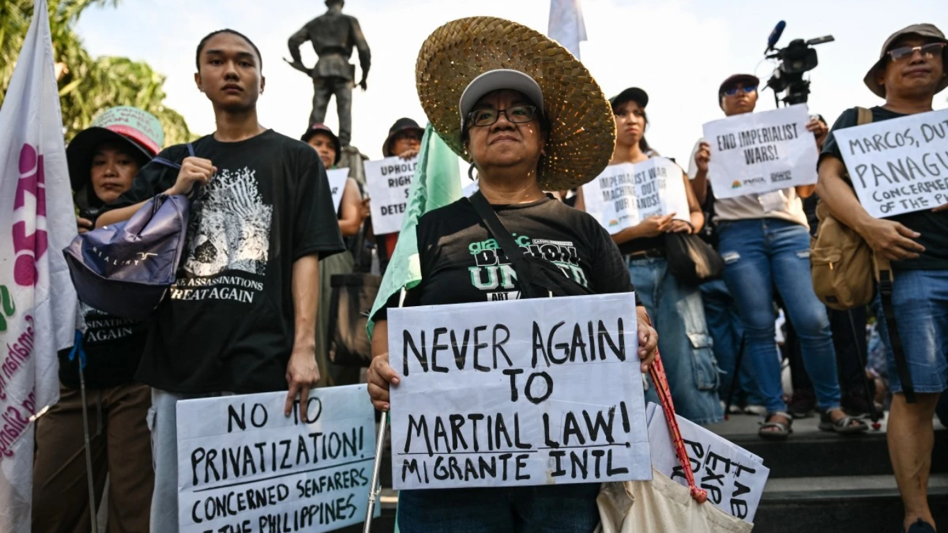 Manifestantes marchan por Metro Manila durante el aniversario de la ley marcial en Filipinas.