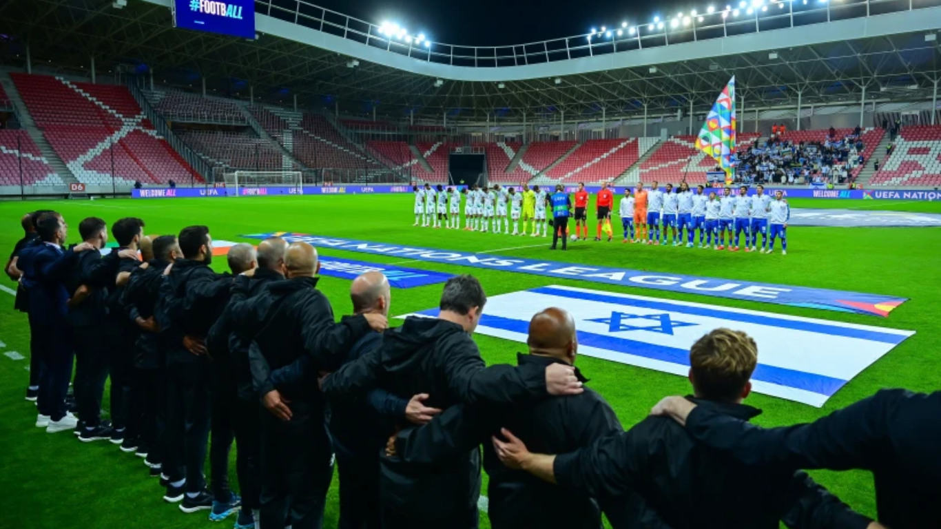 Jugadores de Irlanda usan brazaletes negros y evitan saludos en partido ante Israel