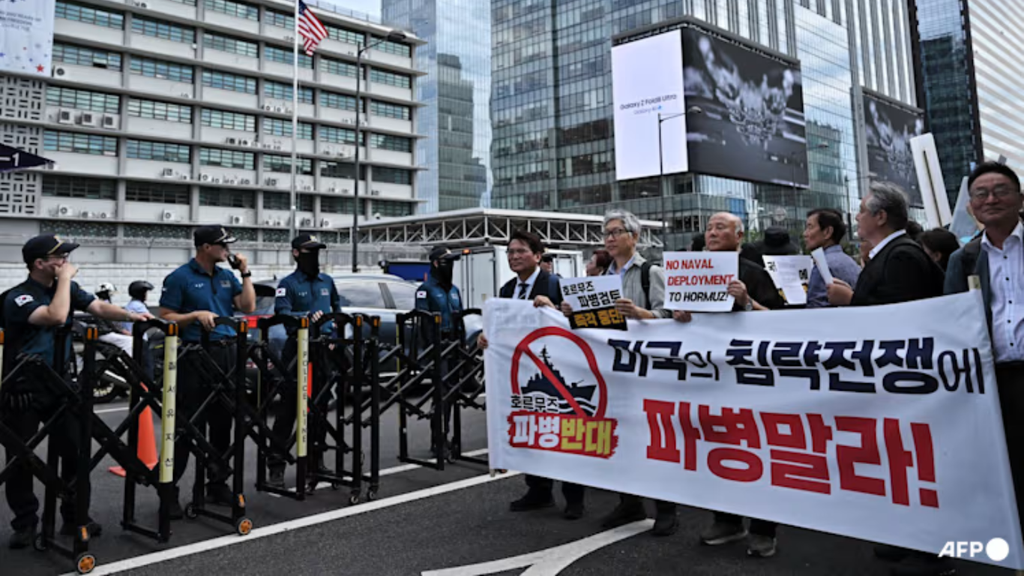 Manifestantes surcoreanos protestan contra el envío de tropas enfrente de la embajada de Estados Unidos. AFP