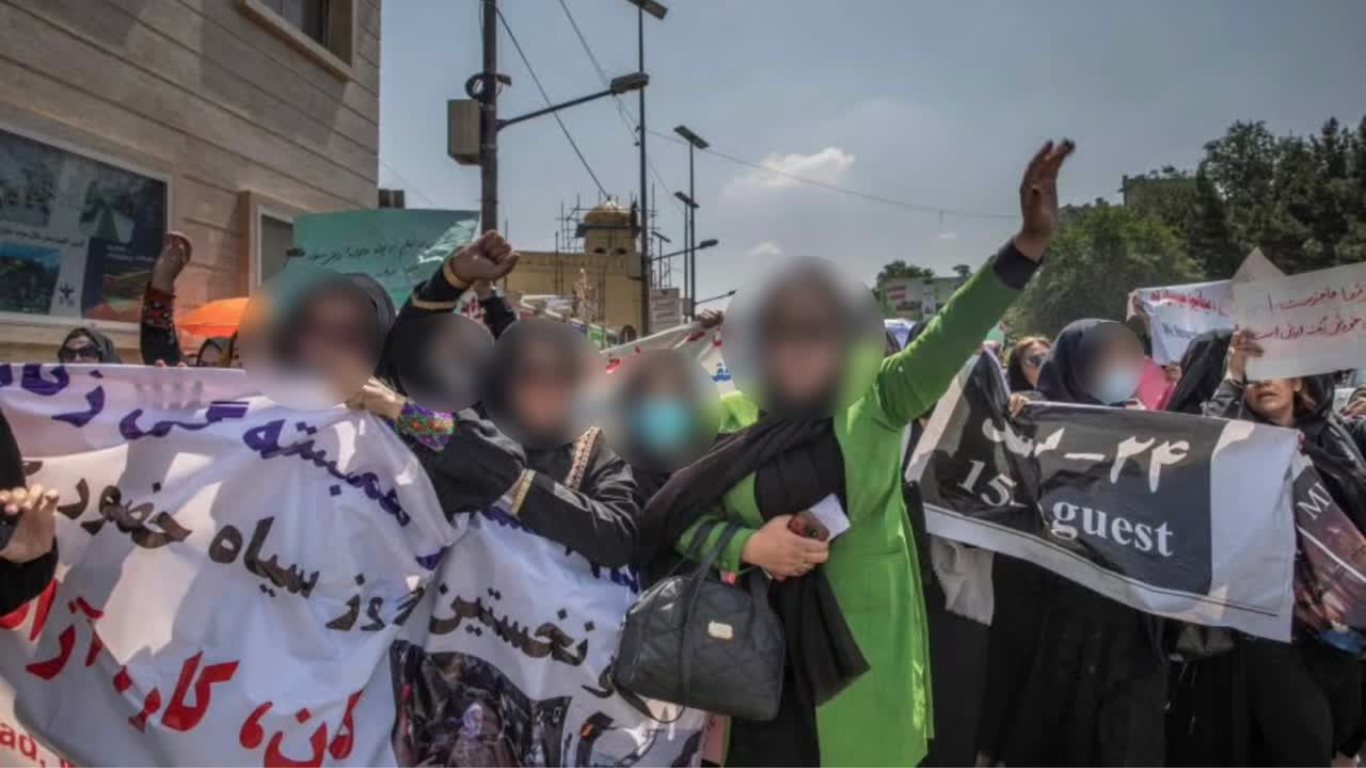 Mujeres afganas denuncian el temor del régimen talibán a una sociedad educada
