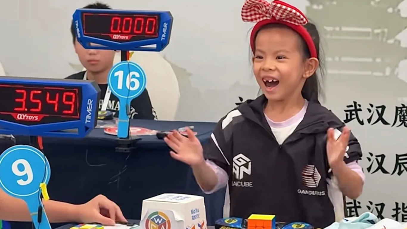 Niña de 6 años rompe dos veces el récord mundial de cubo Rubik