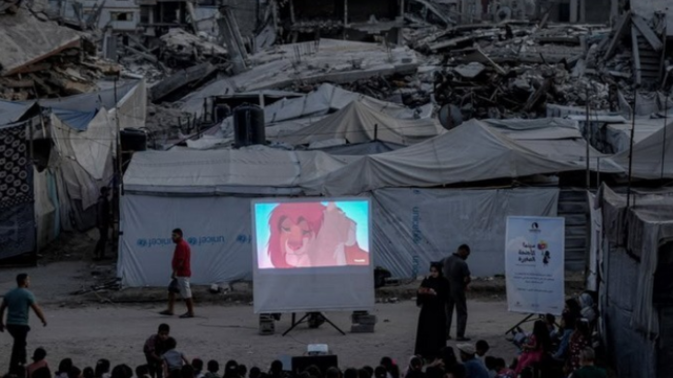 Proyectan dibujos animados para llevar alegría a niñas y niños desplazados en Gaza