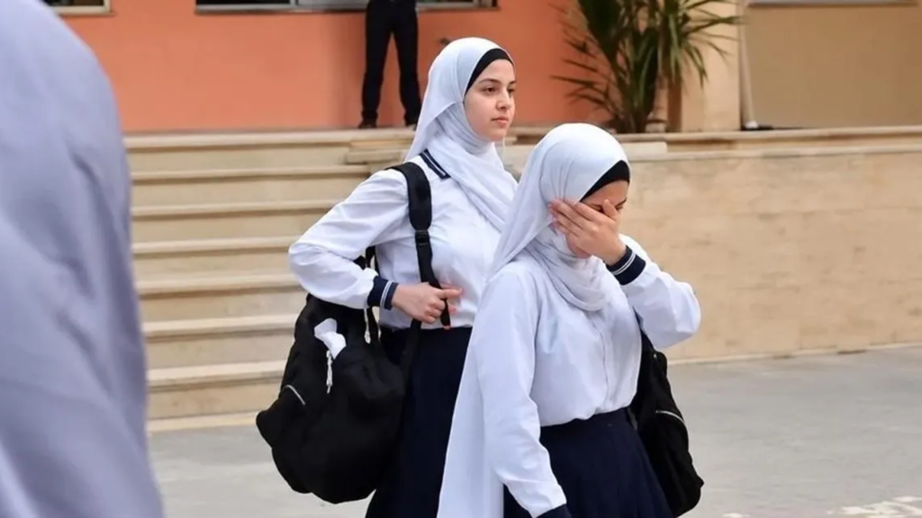 Alumnas se quedan fuera de clases por la prohibición del hijab en las escuelas de Azerbaiyán