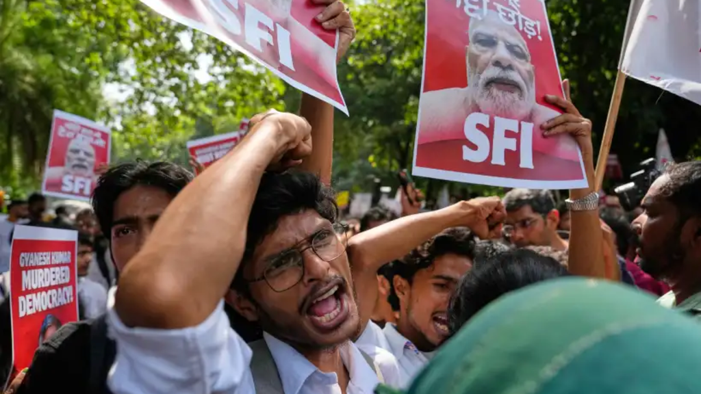 Simpatizantes de partidos de oposición de Modi corean consignas durante una protesta contra el jefe de la Comisión Electoral, Gyanesh Kumar en Nueva Delhi, India, el 2 de octubre de 2026. AP Foto
