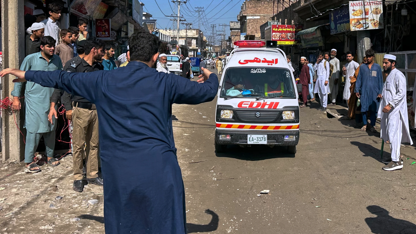 Decenas de niños mueren tras derrumbe de una escuela en Pakistán