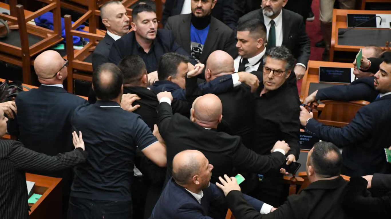 Enfrentamientos en el Parlamento de Albania en medio de protestas contra el gobierno de Edi Rama