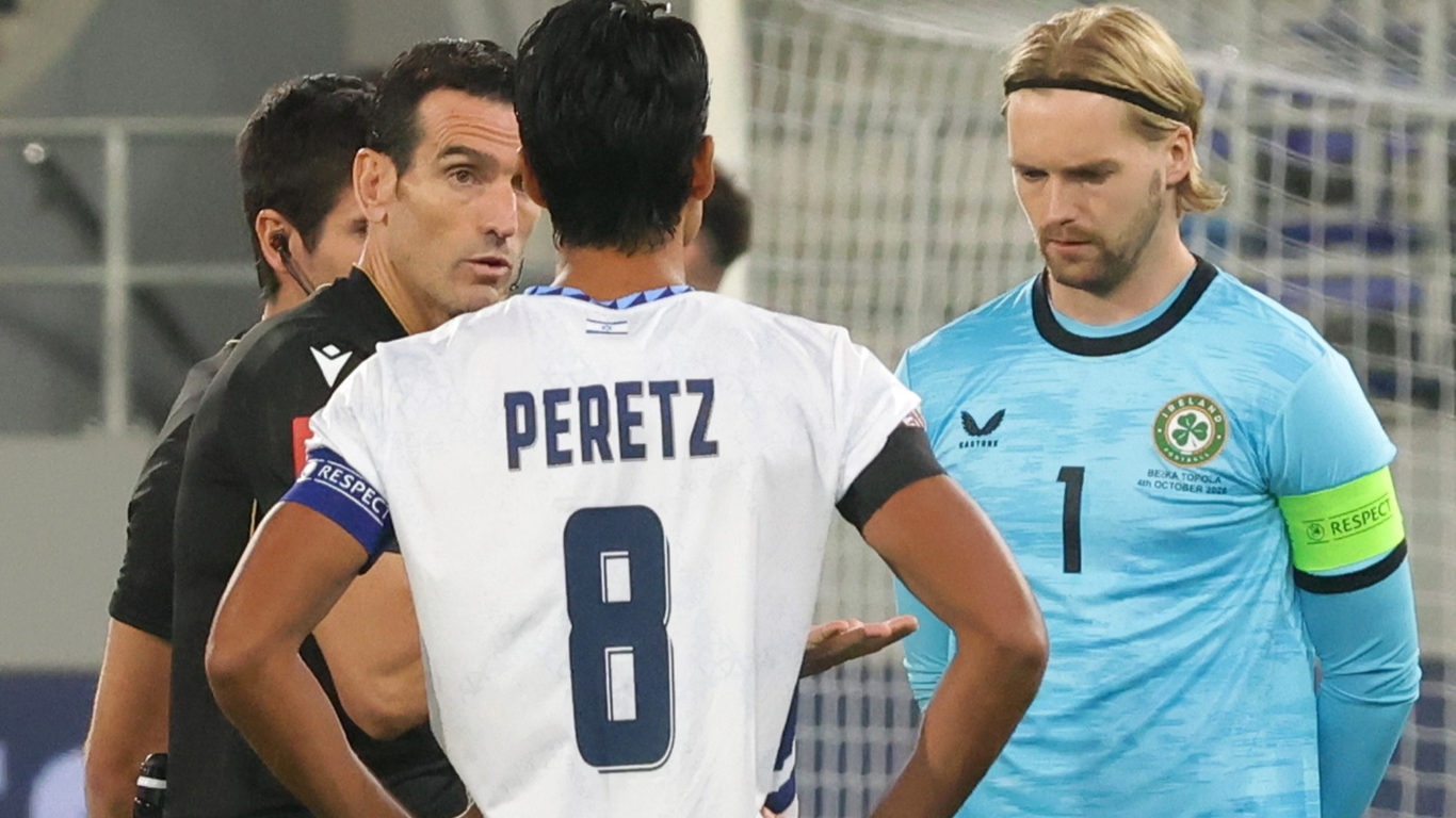 Jugadores de Irlanda e Israel portaron brazaletes negros en un partido marcado por la tensión política