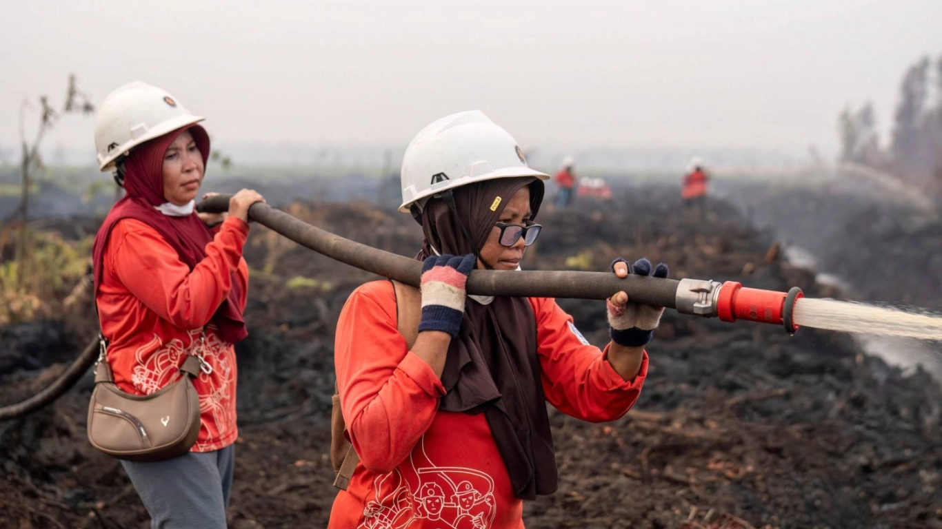 Mujeres de Indonesia combaten incendios forestales y desafían el sexismo en Borneo