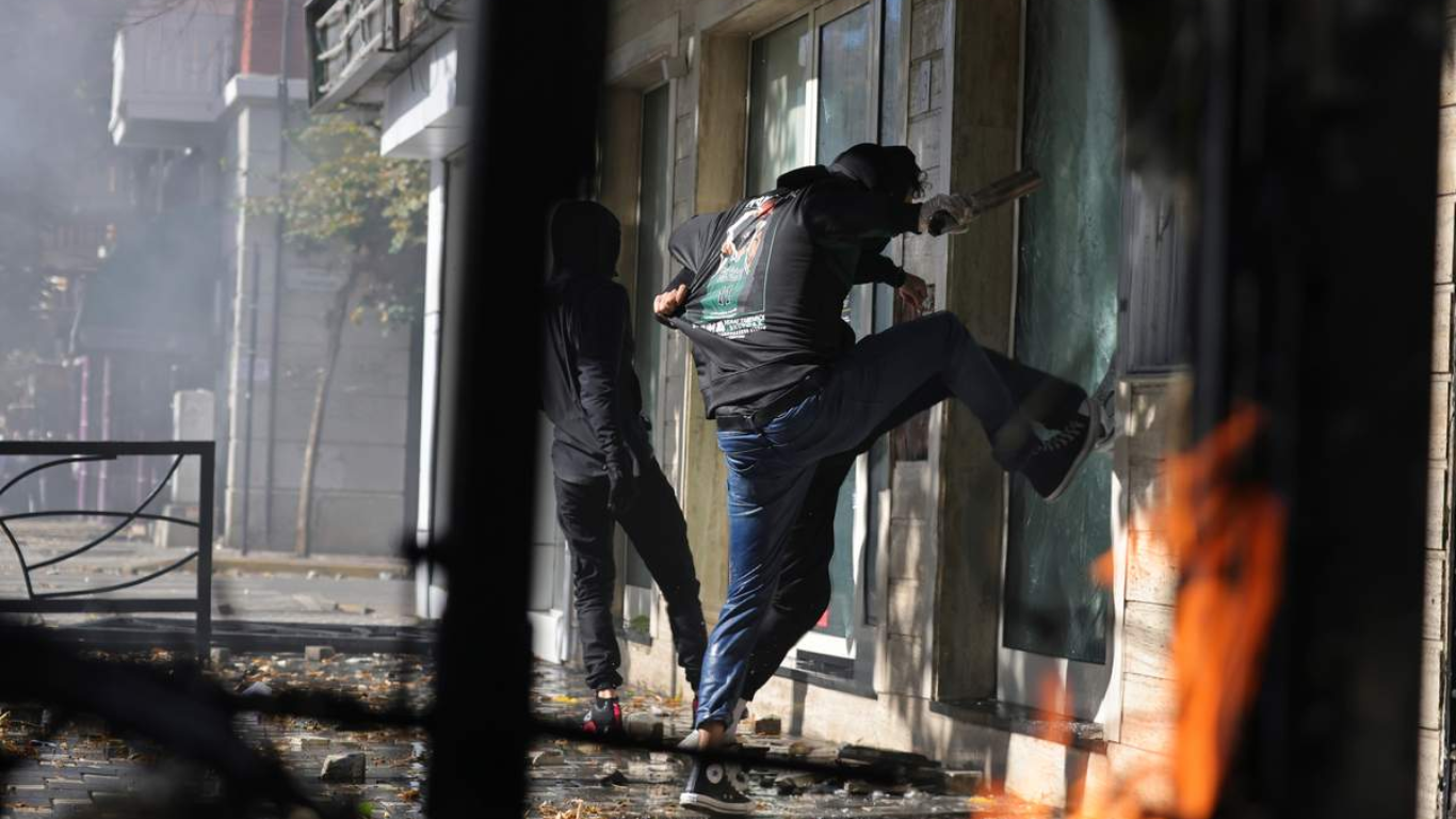 Protestas estudiantiles en Albania terminan en incendios y choques policiales